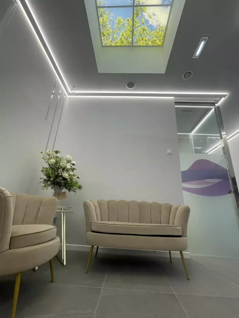 Sillones en la recepción de la clínica