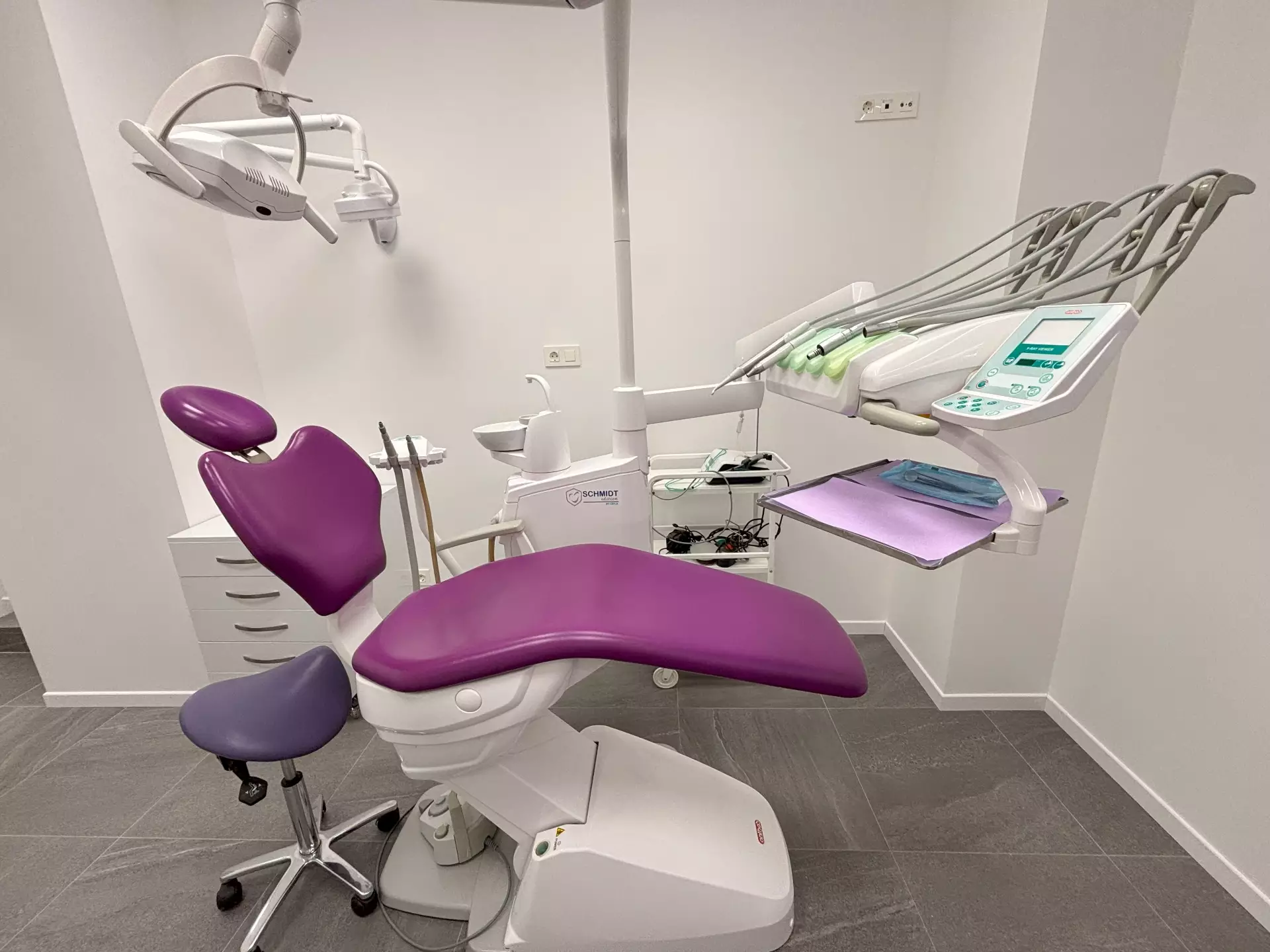 Sillón Dentista junta a instrumental para los tratamientos